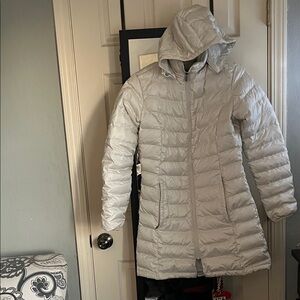 The North Face Women's Cream Hooded Puffer Jacket S small but fits like XS parka